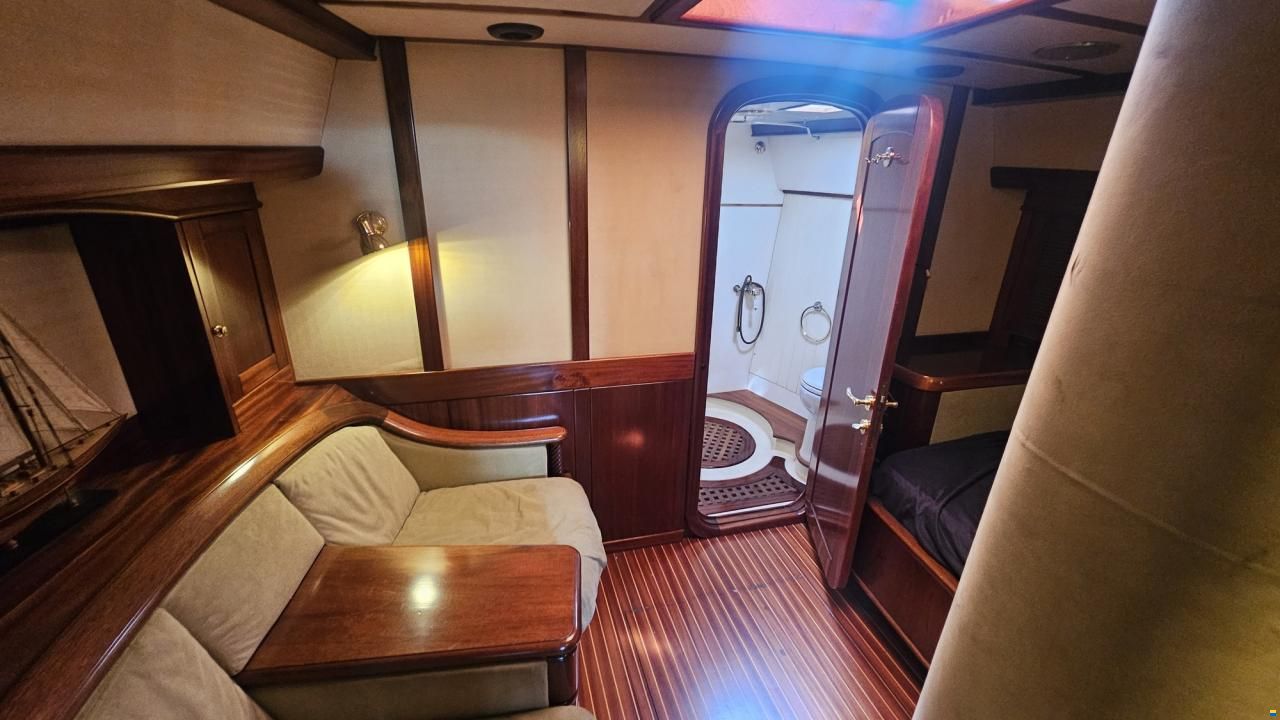 Lagoon Royal Pilot Saloon 65
