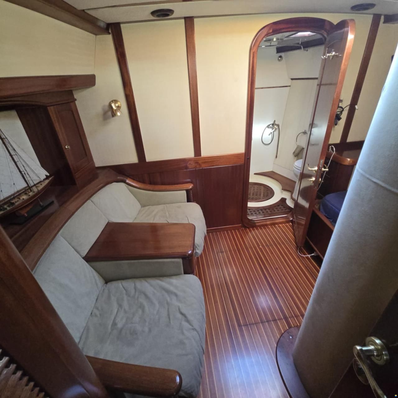 Lagoon Royal Pilot Saloon 65