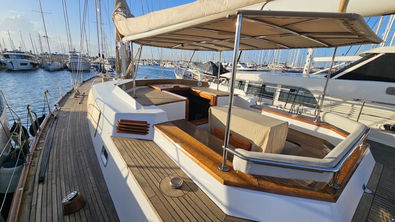 Lagoon Royal Pilot Saloon 65