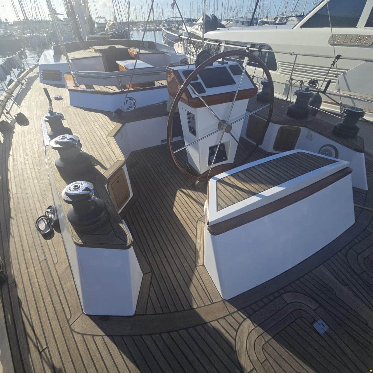 Lagoon Royal Pilot Saloon 65