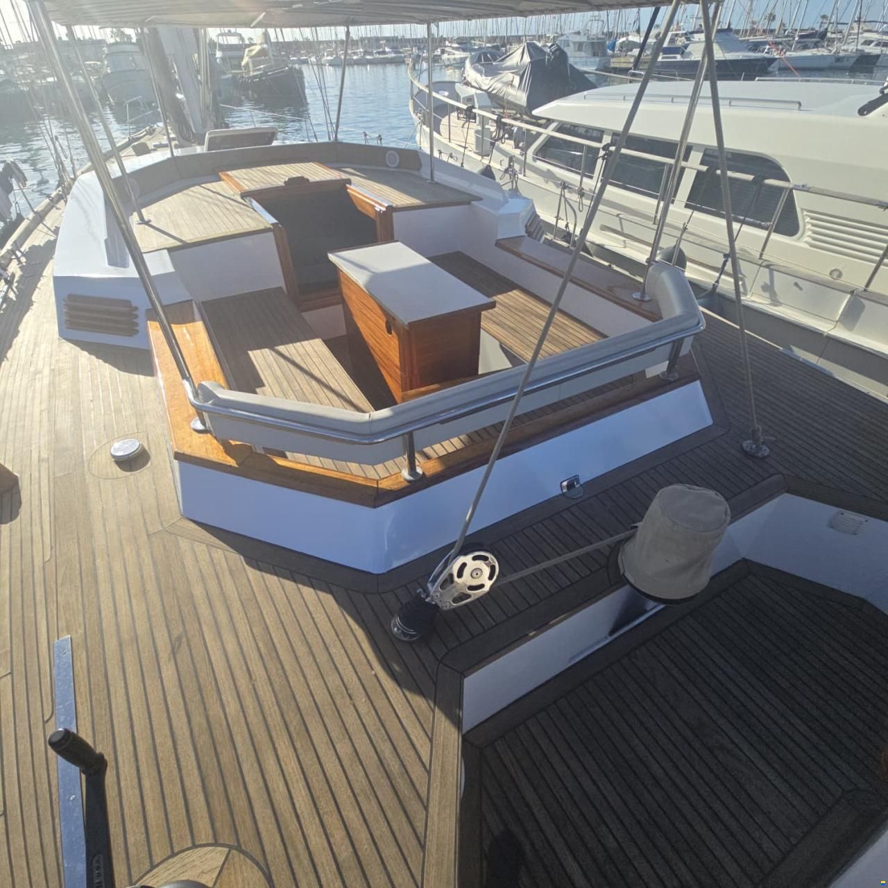 Lagoon Royal Pilot Saloon 65