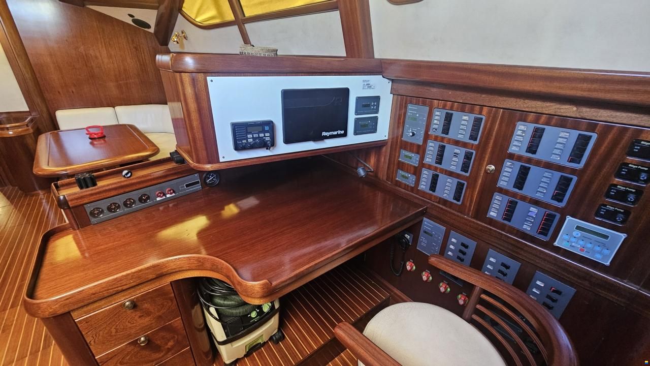 Lagoon Royal Pilot Saloon 65