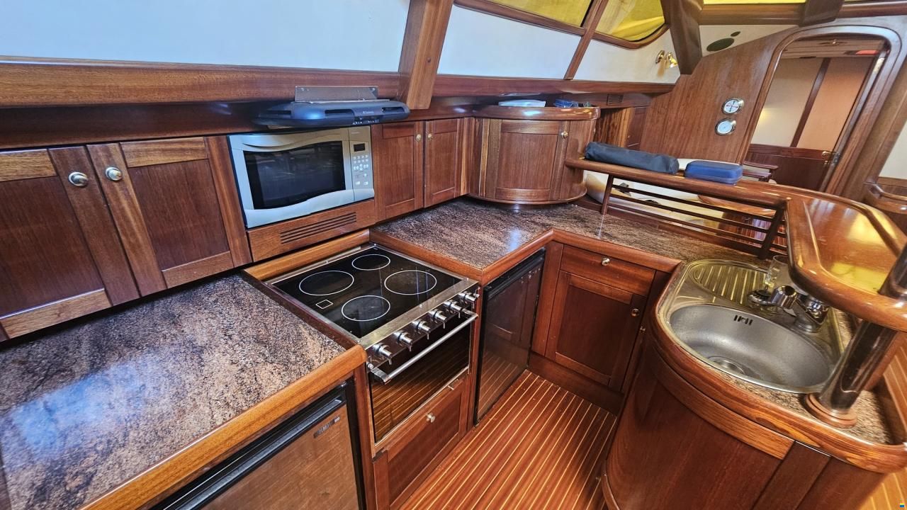 Lagoon Royal Pilot Saloon 65