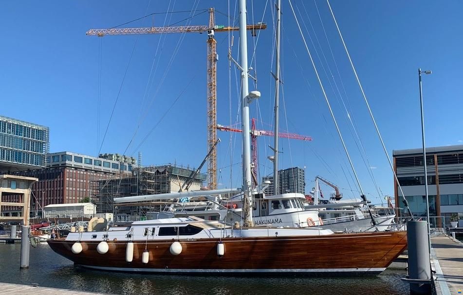 Lagoon Royal Pilot Saloon 65