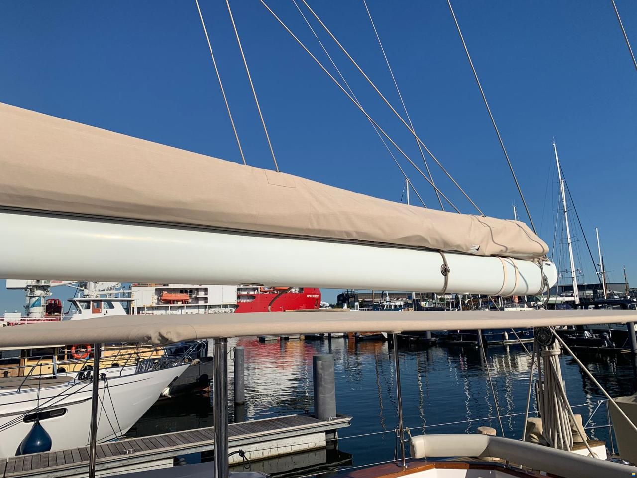 Lagoon Royal Pilot Saloon 65