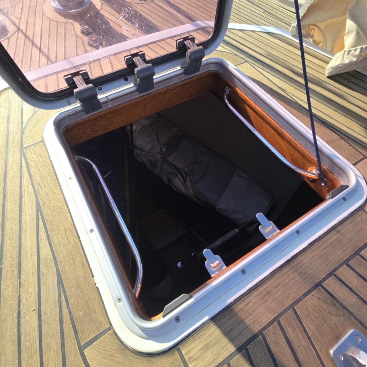 Lagoon Royal Pilot Saloon 65