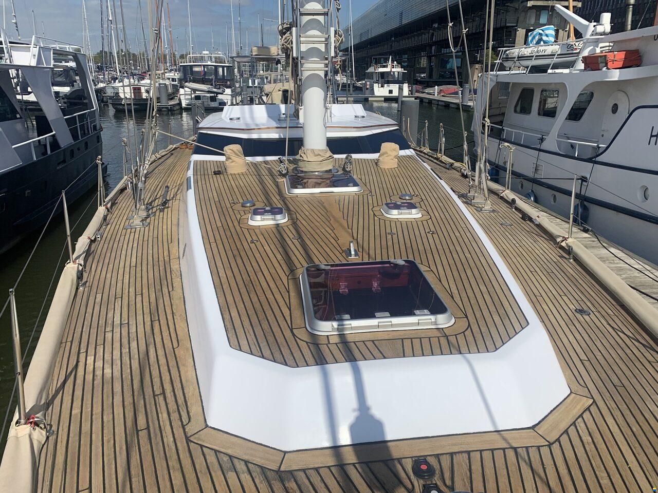 Lagoon Royal Pilot Saloon 65