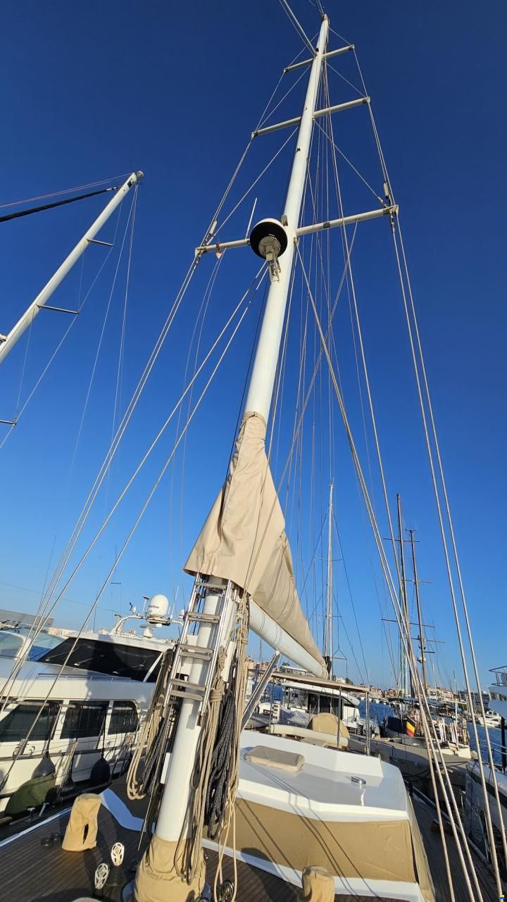 Lagoon Royal Pilot Saloon 65