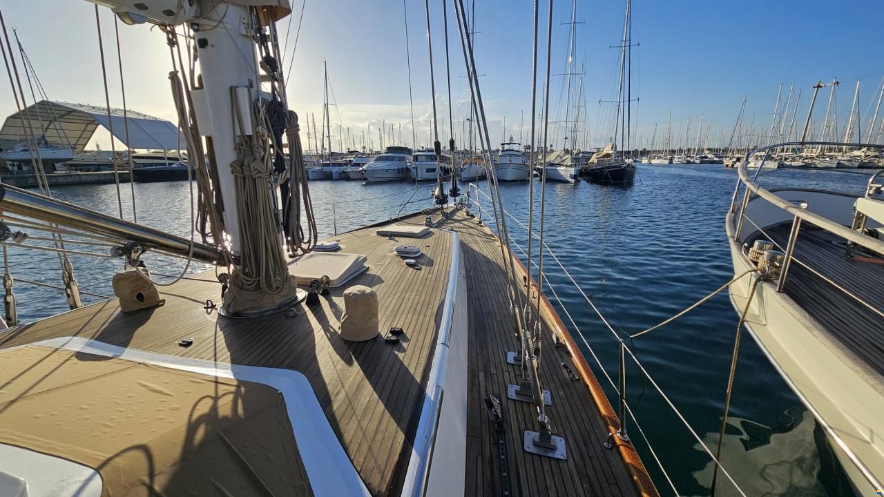 Lagoon Royal Pilot Saloon 65
