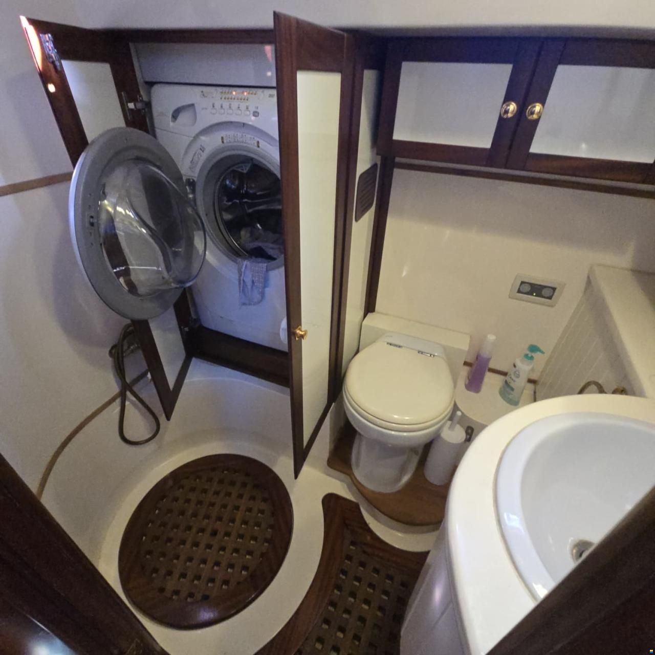 Lagoon Royal Pilot Saloon 65