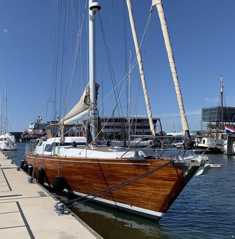 Lagoon Royal Pilot Saloon 65
