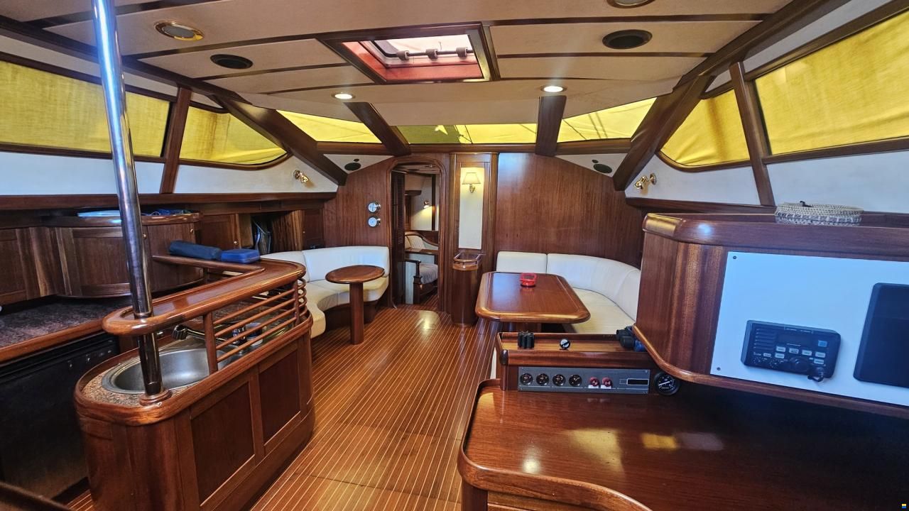 Lagoon Royal Pilot Saloon 65