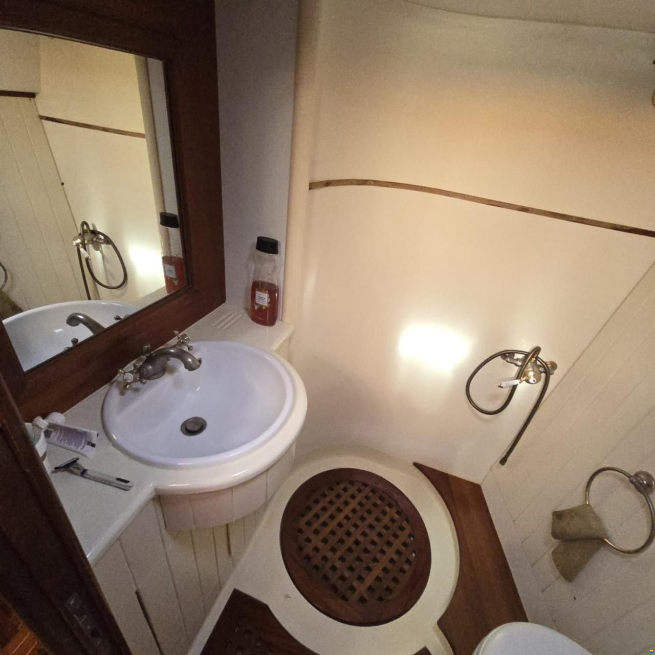 Lagoon Royal Pilot Saloon 65