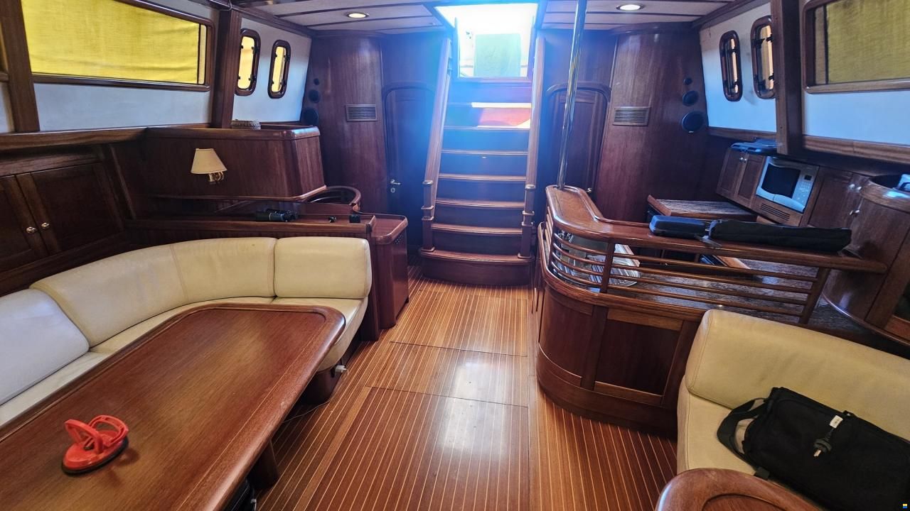 Lagoon Royal Pilot Saloon 65