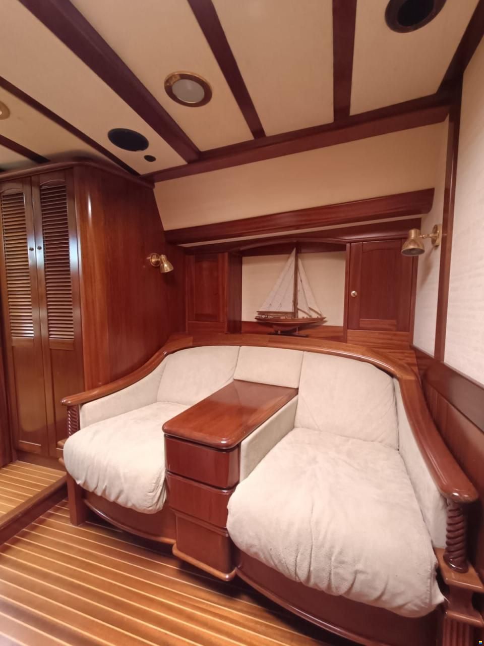 Lagoon Royal Pilot Saloon 65