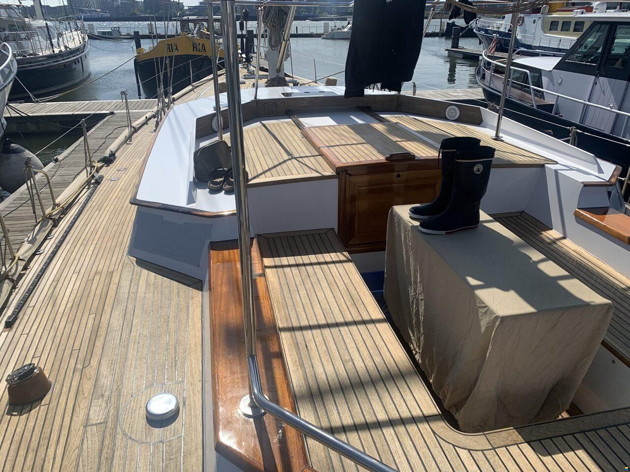 Lagoon Royal Pilot Saloon 65