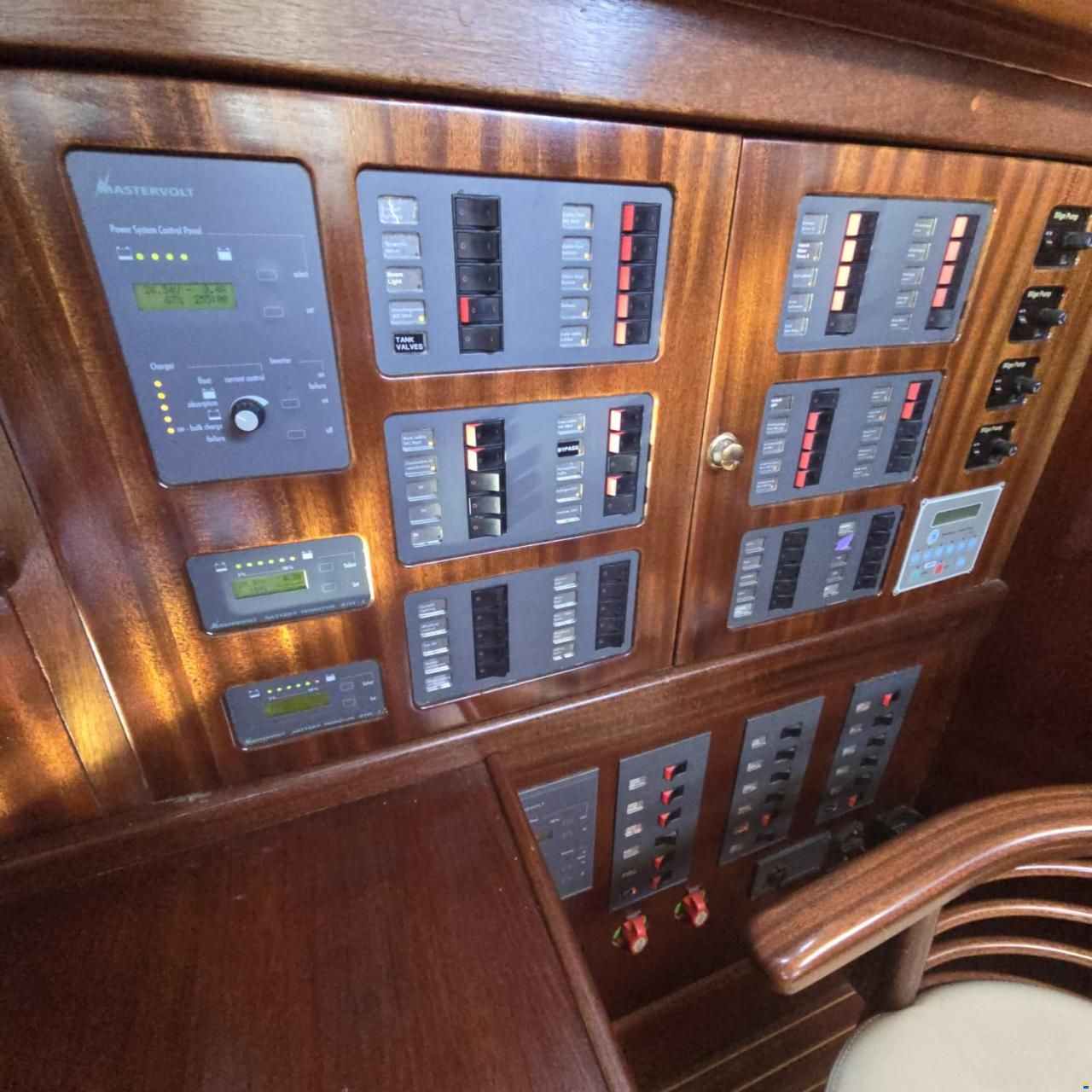 Lagoon Royal Pilot Saloon 65