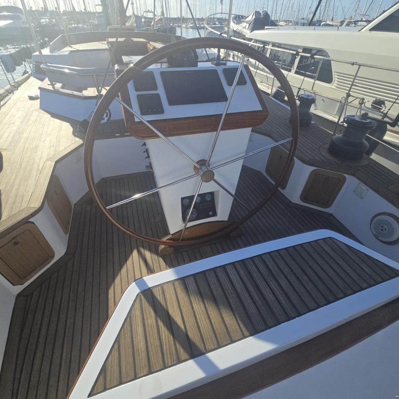 Lagoon Royal Pilot Saloon 65