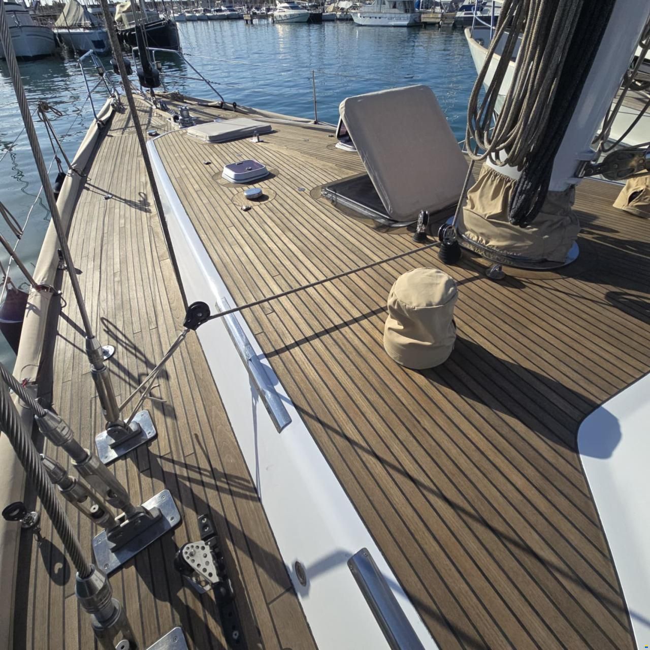 Lagoon Royal Pilot Saloon 65