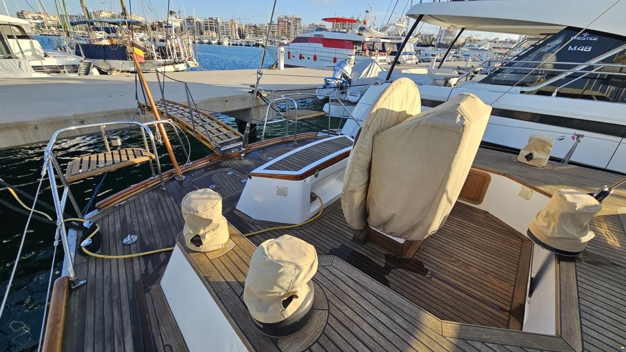 Lagoon Royal Pilot Saloon 65