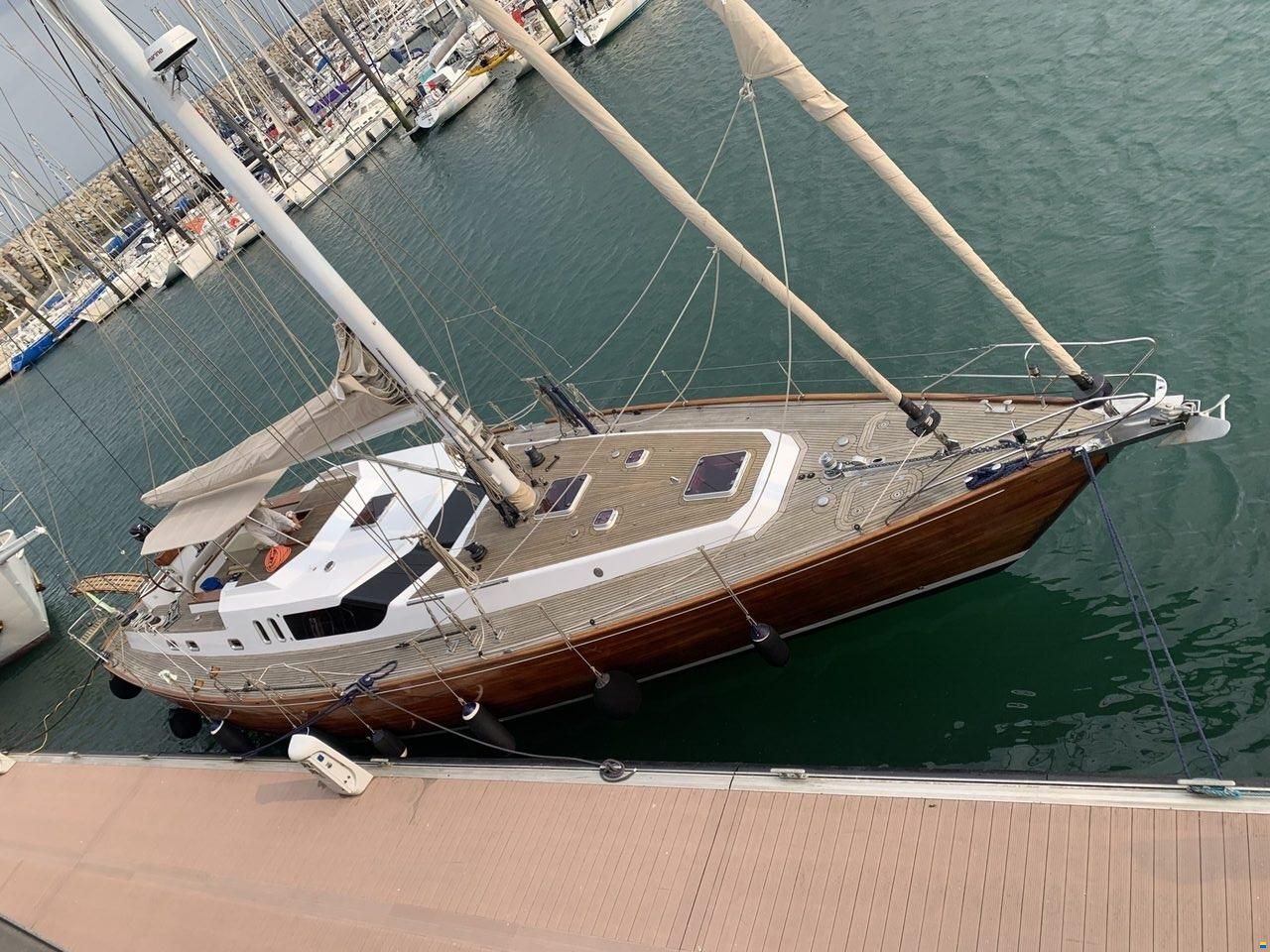 Lagoon Royal Pilot Saloon 65