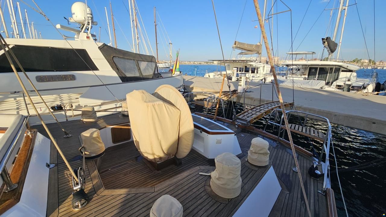 Lagoon Royal Pilot Saloon 65