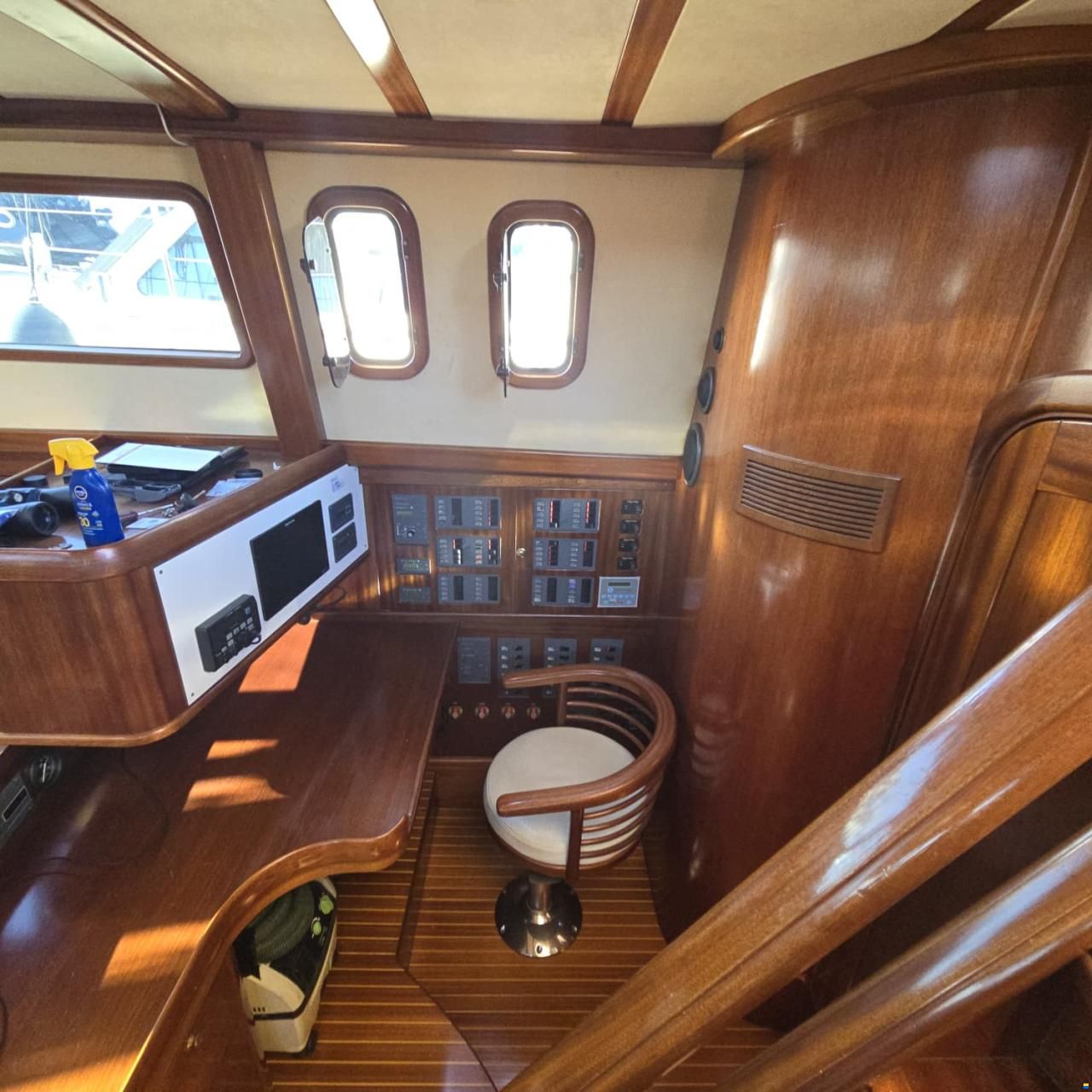 Lagoon Royal Pilot Saloon 65