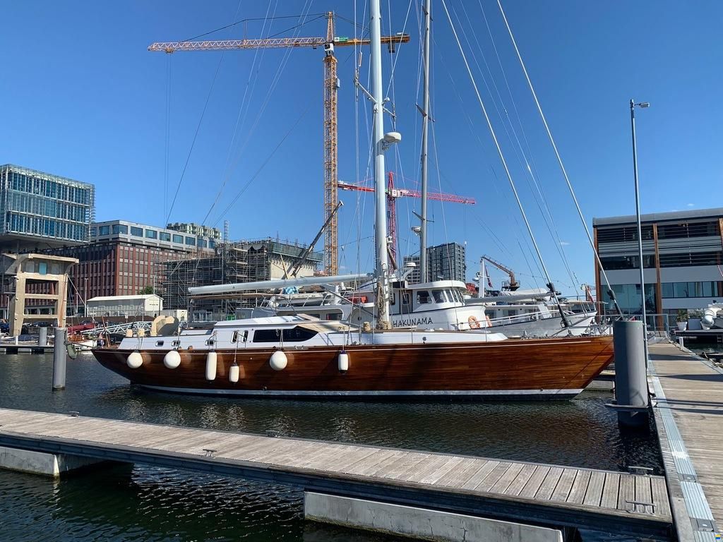 Lagoon Royal Pilot Saloon 65
