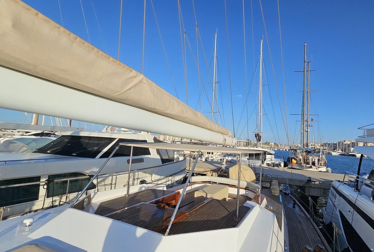 Lagoon Royal Pilot Saloon 65