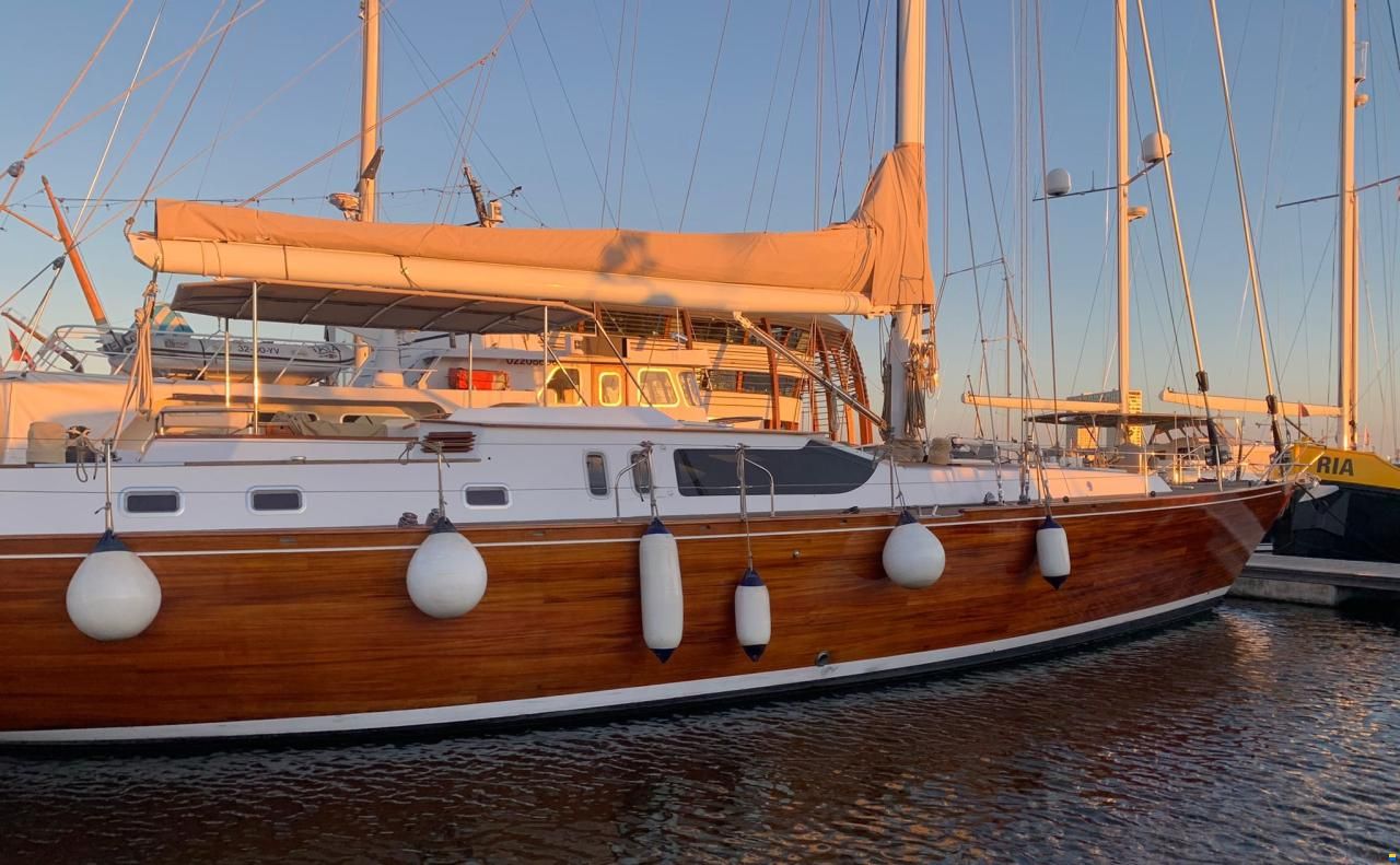 Lagoon Royal Pilot Saloon 65