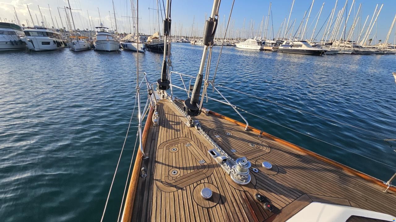 Lagoon Royal Pilot Saloon 65