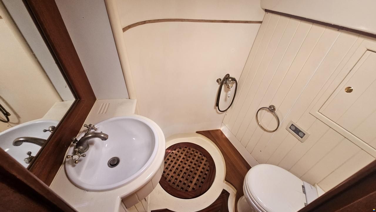Lagoon Royal Pilot Saloon 65