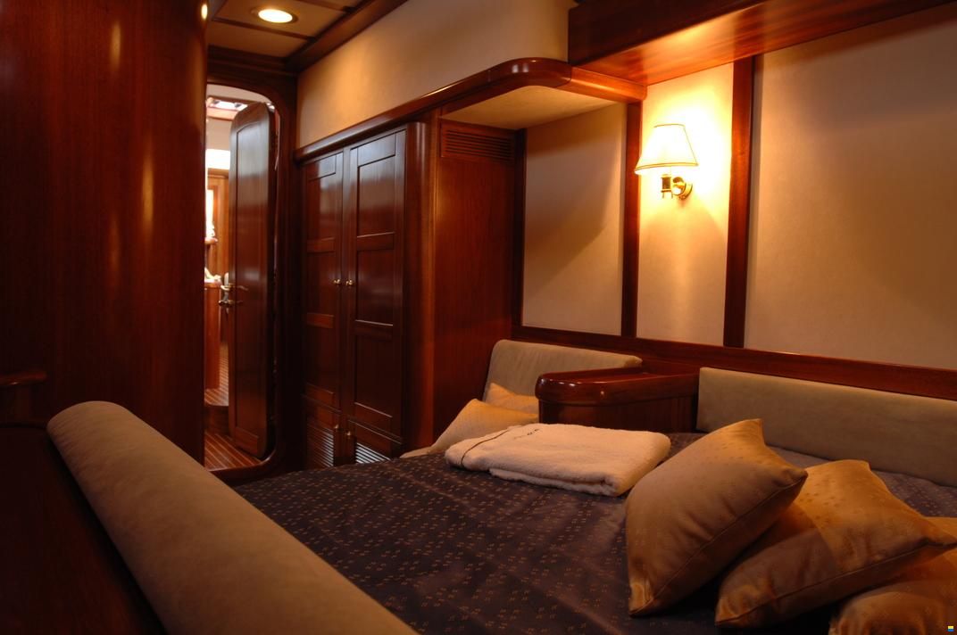 Lagoon Royal Pilot Saloon 65