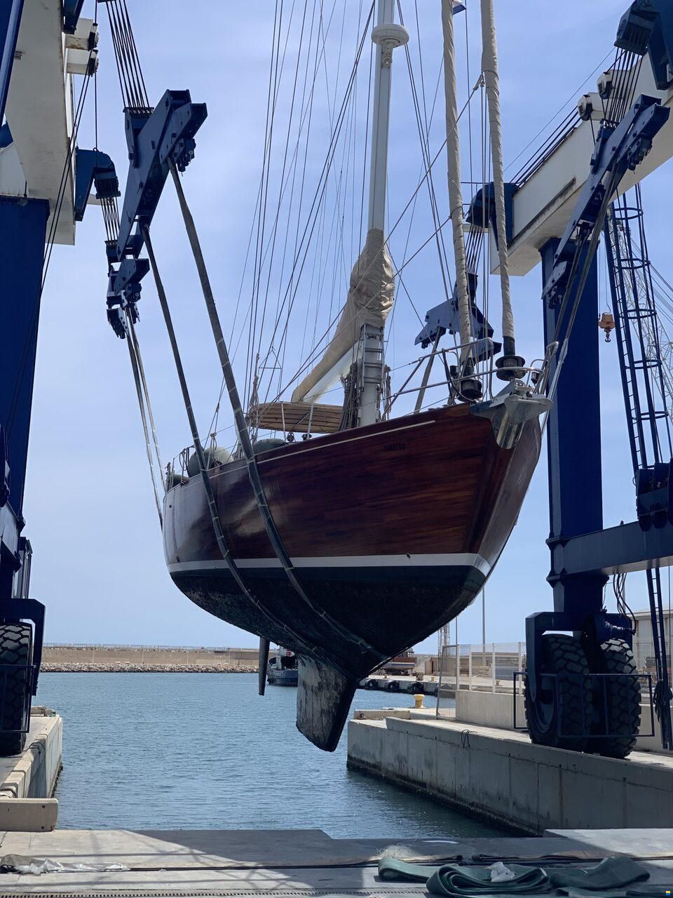 Lagoon Royal Pilot Saloon 65