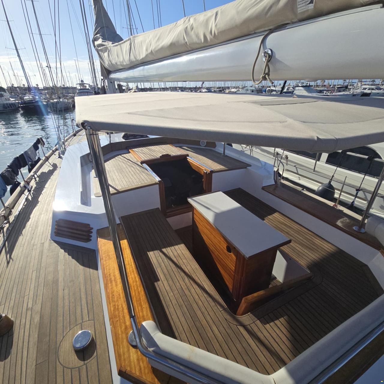 Lagoon Royal Pilot Saloon 65