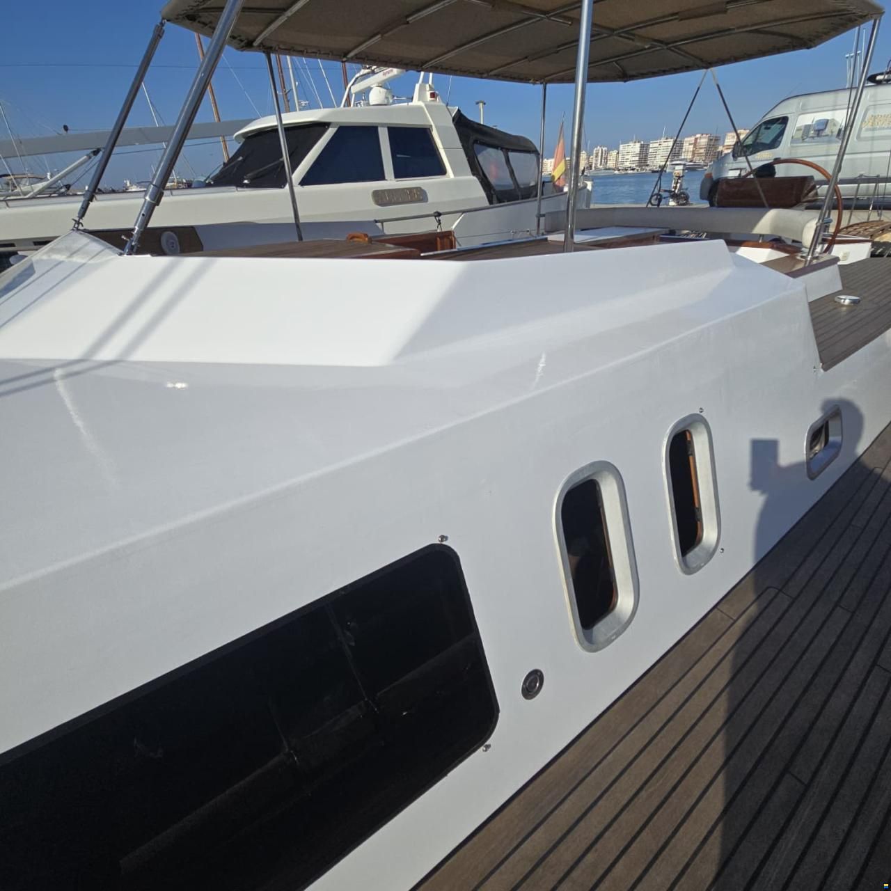 Lagoon Royal Pilot Saloon 65