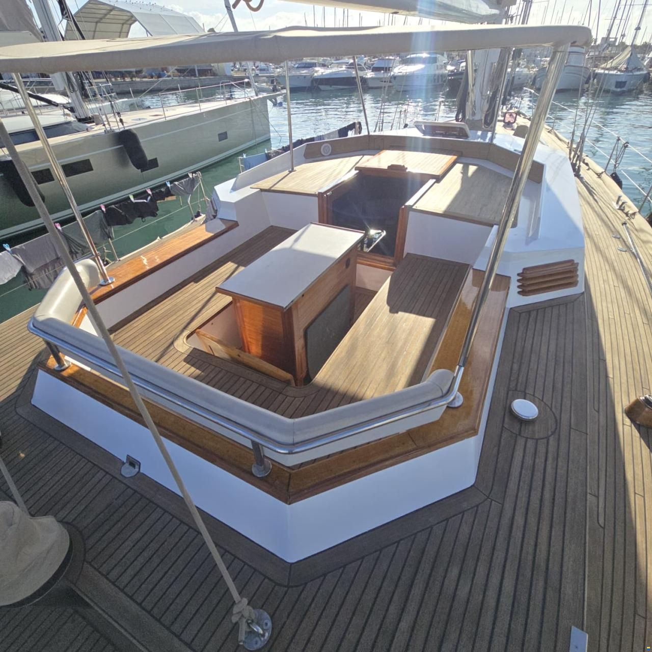 Lagoon Royal Pilot Saloon 65