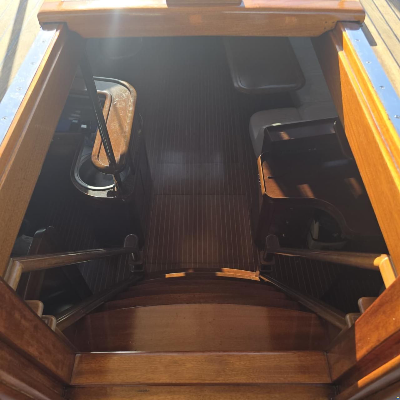 Lagoon Royal Pilot Saloon 65