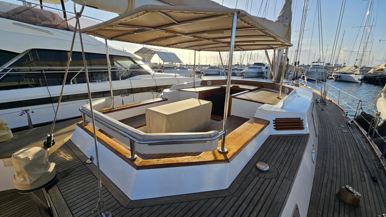 Lagoon Royal Pilot Saloon 65