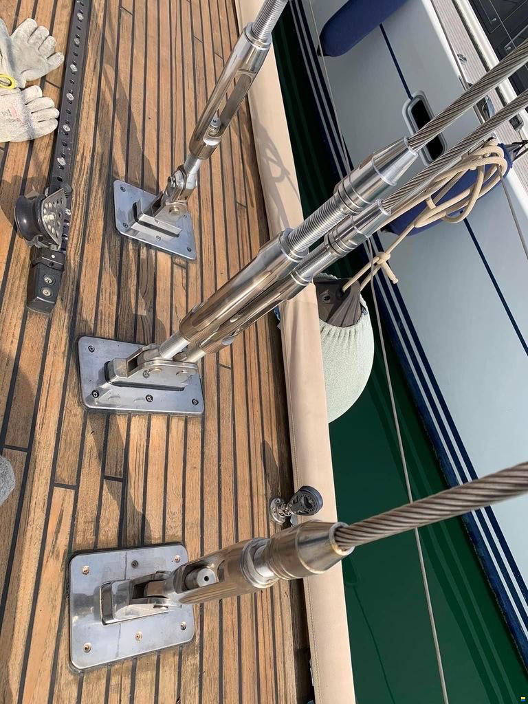 Lagoon Royal Pilot Saloon 65