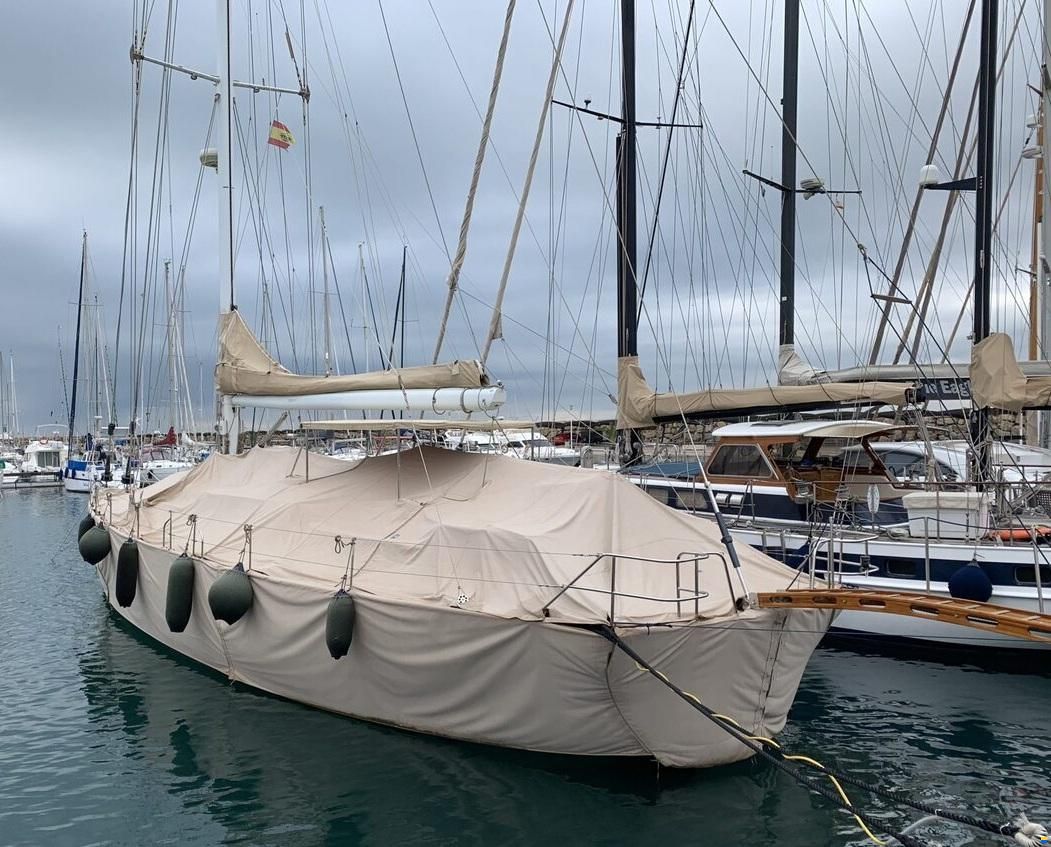 Lagoon Royal Pilot Saloon 65