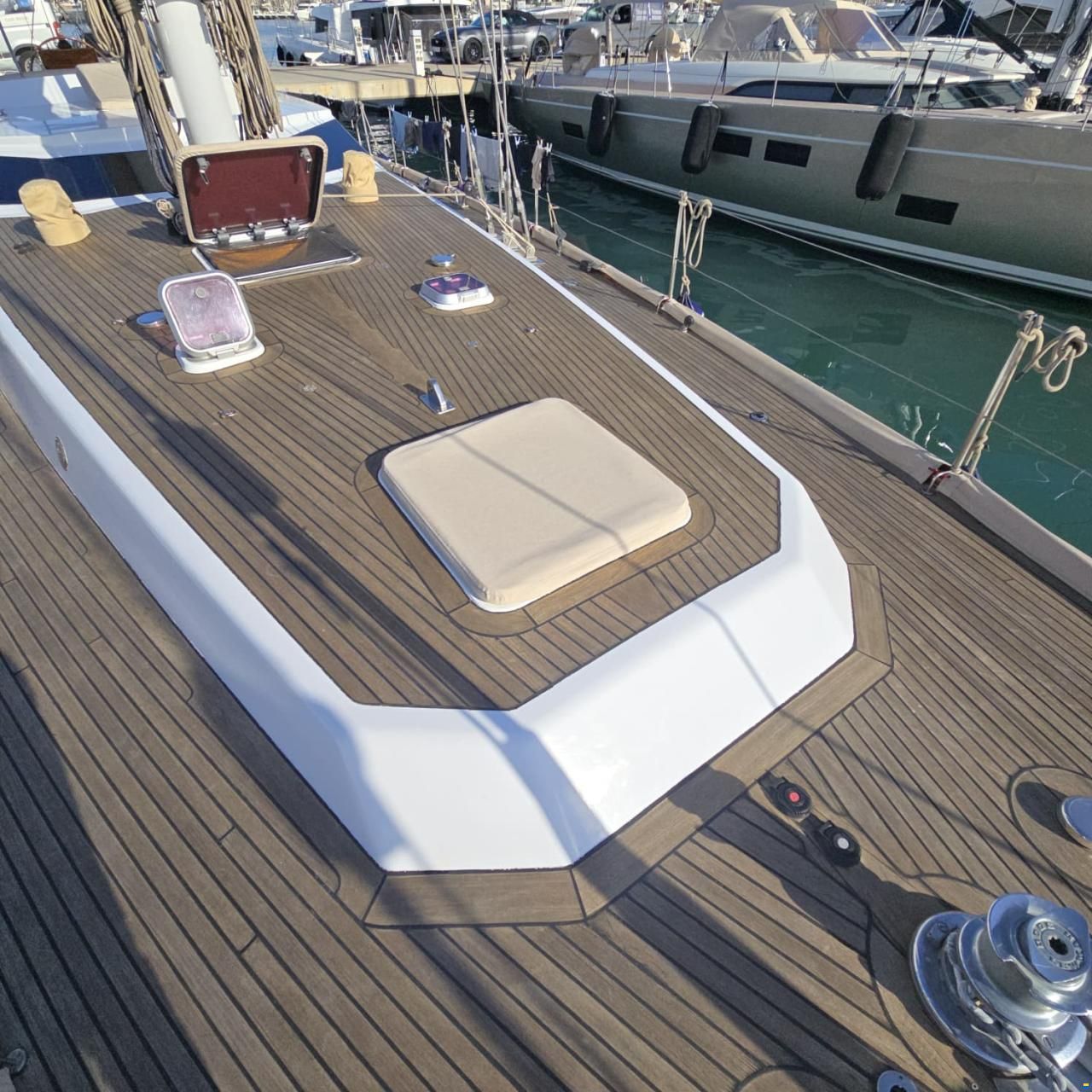 Lagoon Royal Pilot Saloon 65