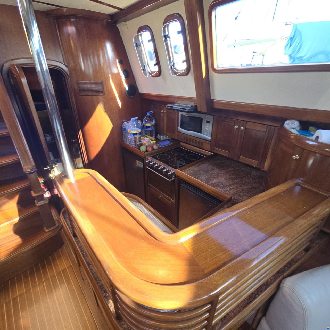 Lagoon Royal Pilot Saloon 65