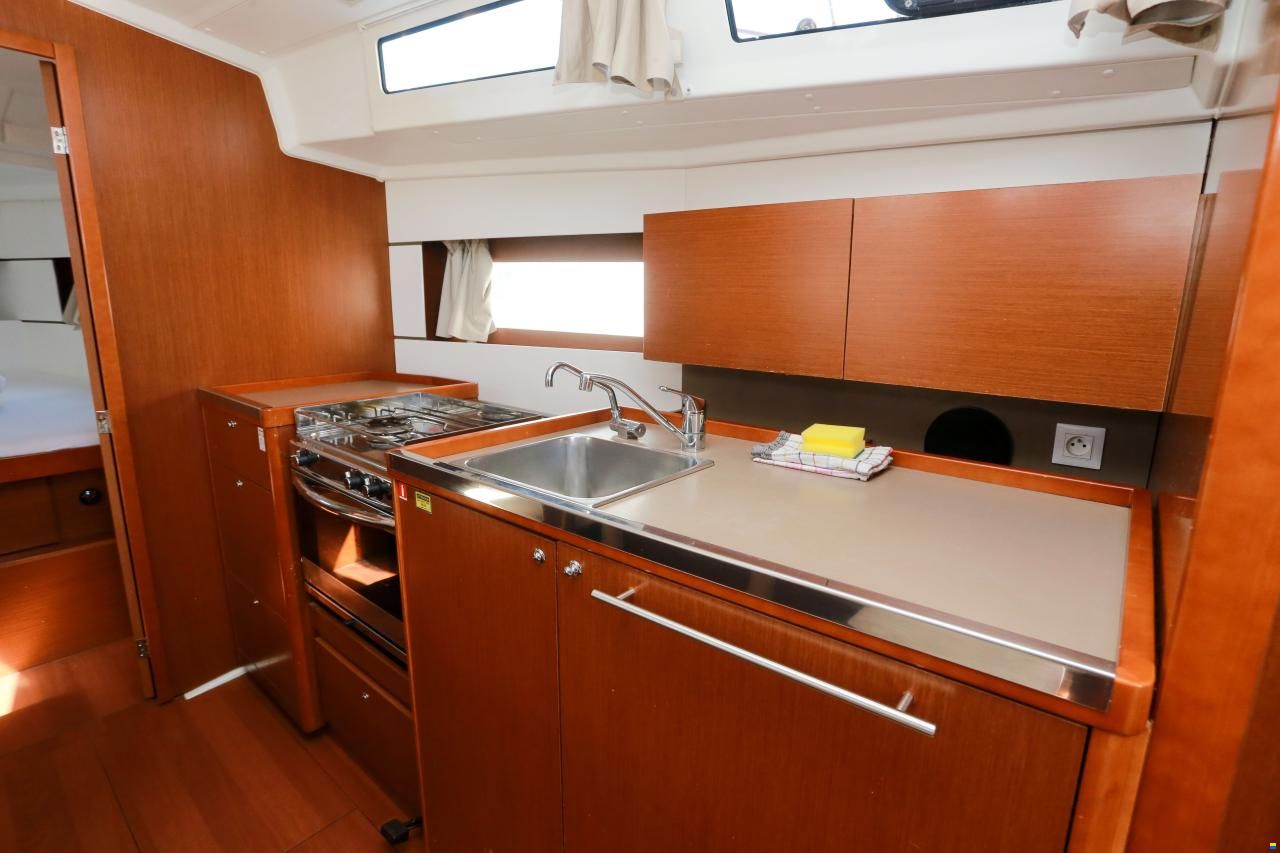 Beneteau Oceanis 38.1