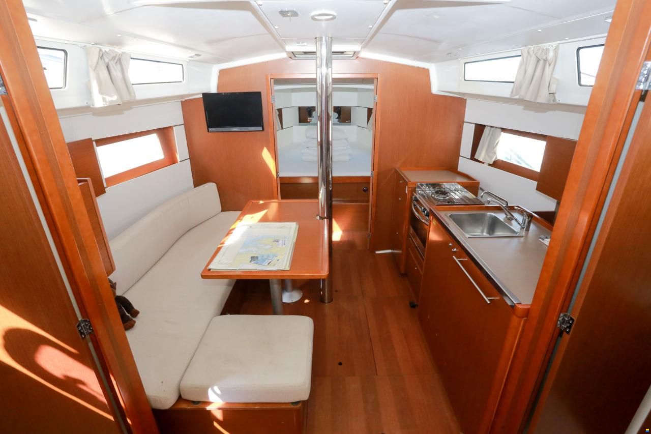 Beneteau Oceanis 38.1