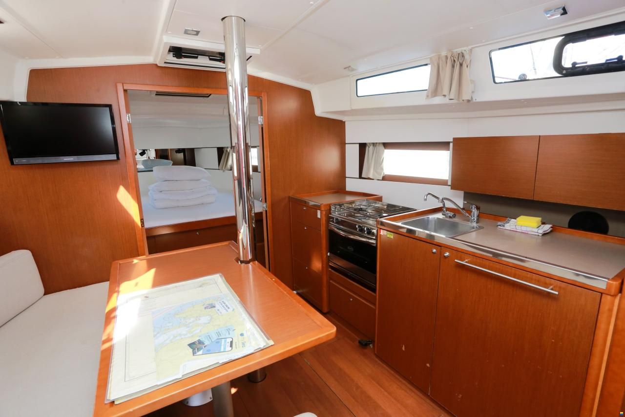Beneteau Oceanis 38.1