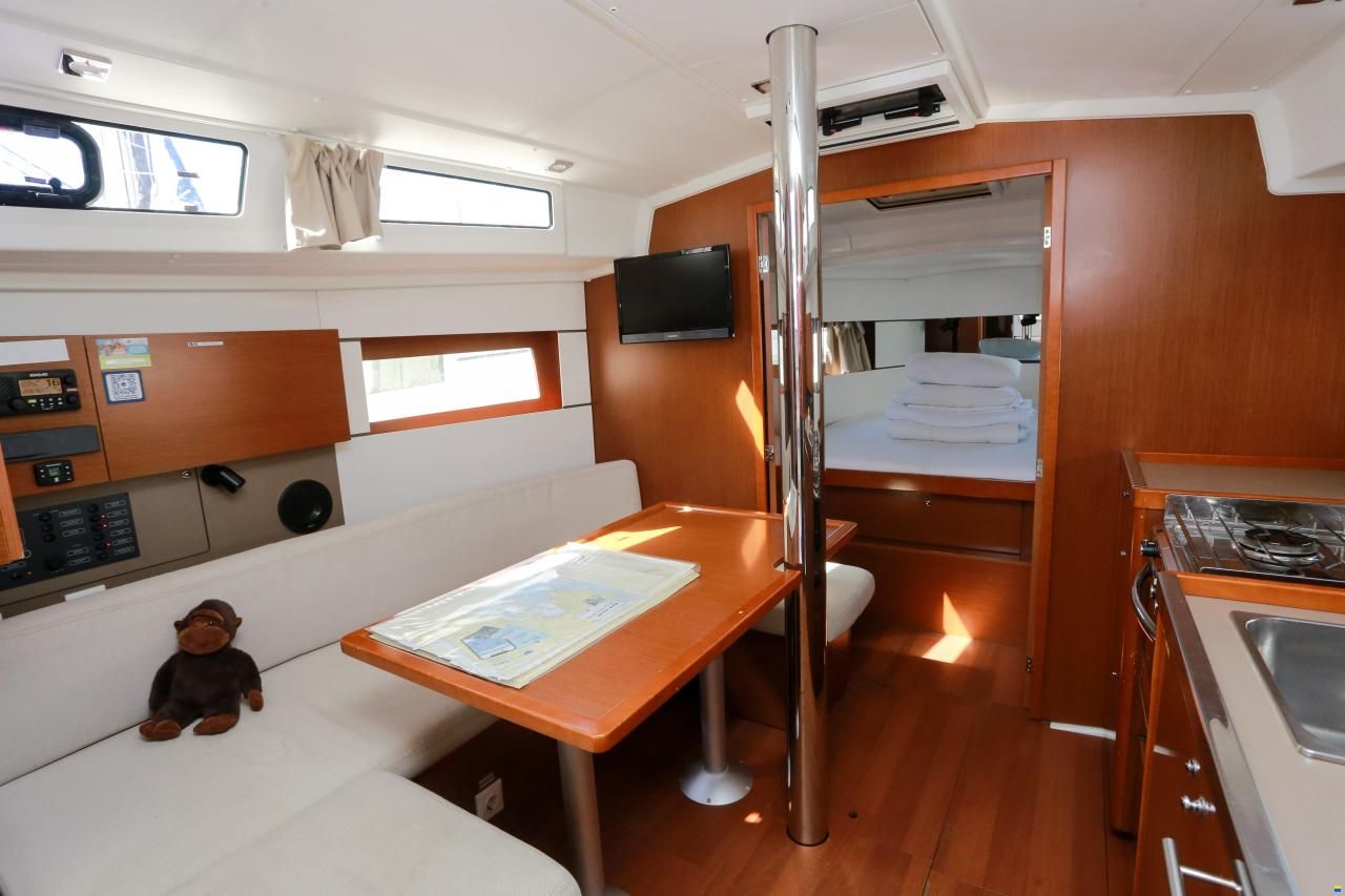 Beneteau Oceanis 38.1
