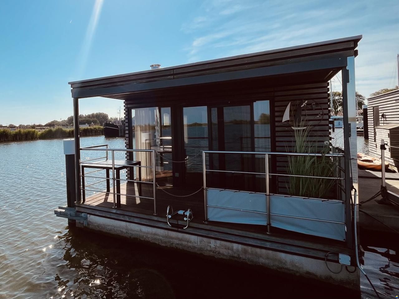 HT4 Houseboat Lelystad Ligplaats