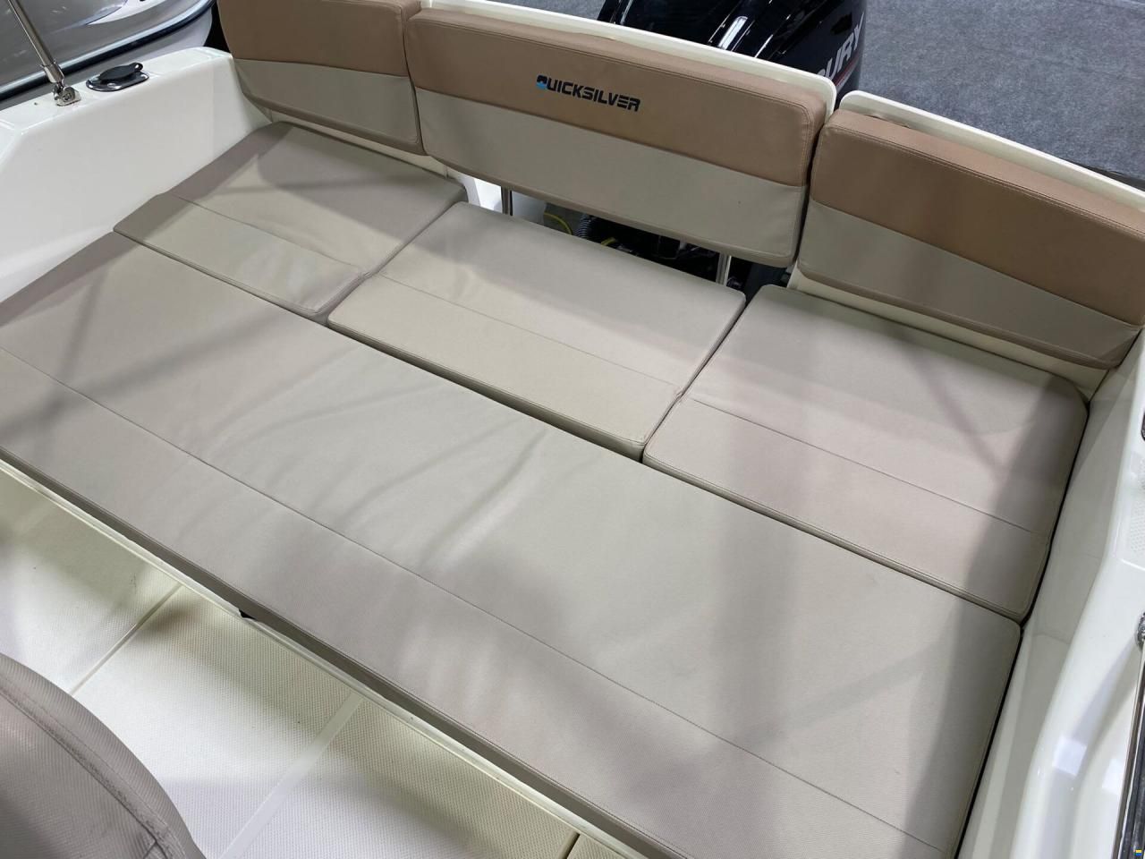 Quicksilver ACTIV 555 CABIN