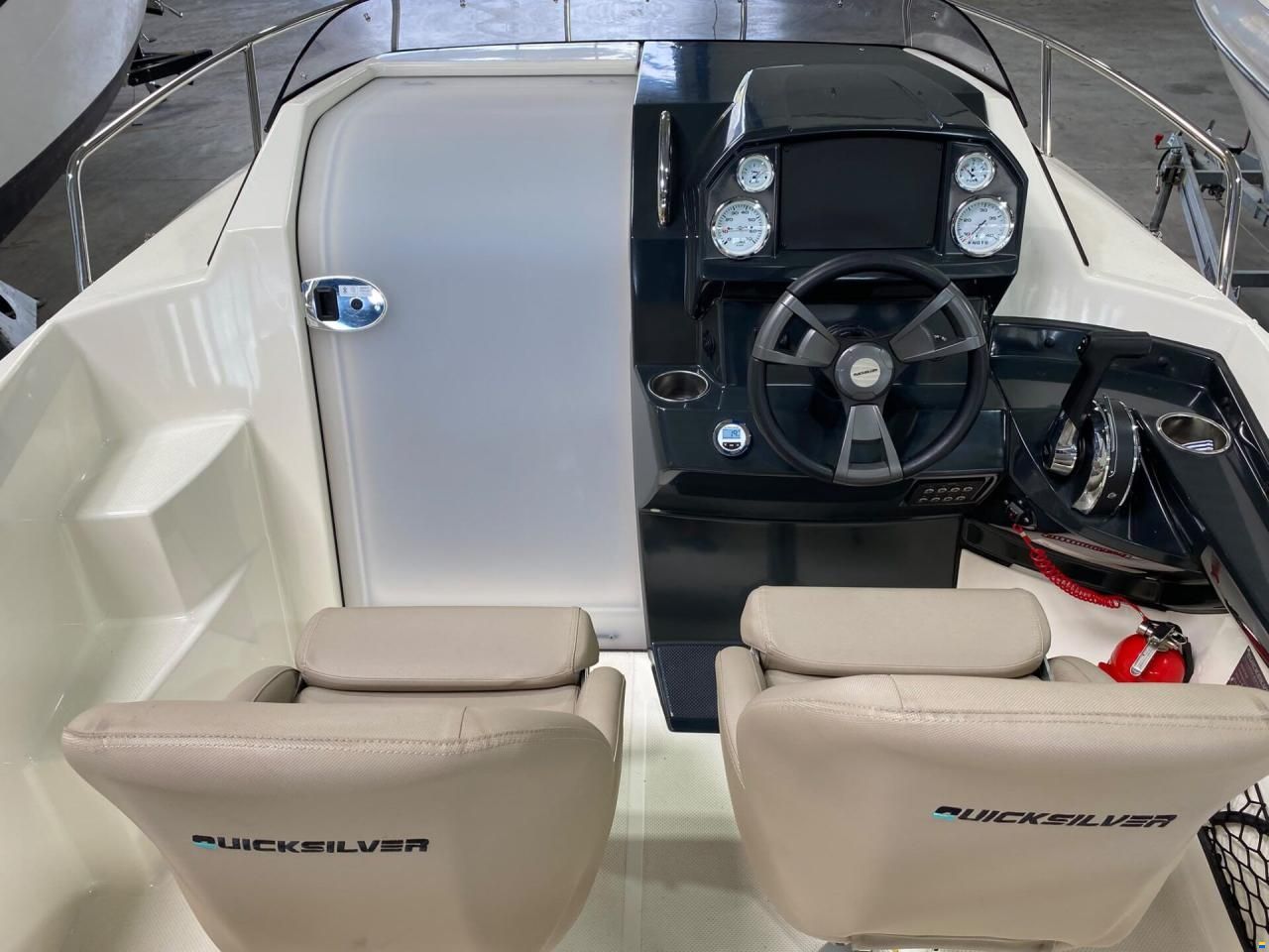 Quicksilver ACTIV 555 CABIN